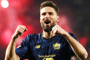Giroud đi vào lịch sử Champions League