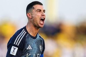 Ronaldo chọn Saudi Arabia giữa lúc các ngôi sao tháo chạy