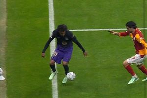 Lamine Yamal gây sốt với pha bóng ảo diệu ở Champions League