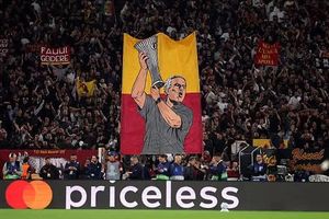 Hành động đẹp của cổ động viên đối thủ khiến Mourinho không thốt nên lời