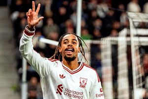 Barcola lập hat-trick, Liverpool thắng kiểu tennis