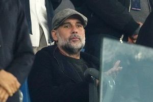 Pep Guardiola sững sờ nhìn Man City thảm bại