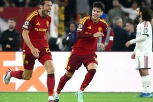 Ngược dòng điên rồ trong 7 phút cuối, Real hạ Roma 4-3