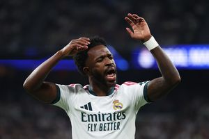 Vinicius sa sút đến mức bị đồn có người đóng thế