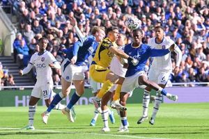 Thủ môn Emiliano Martinez trấn an người hâm mộ sau chấn thương kinh hoàng