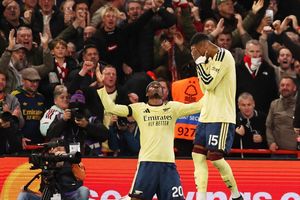 Arsenal thắng theo cách khó tin