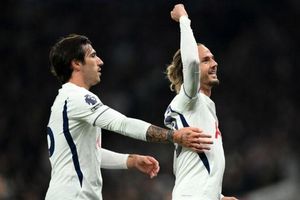 Maddison - Marmoush lập siêu phẩm, Tottenham có chiến thắng đầu tiên ở Ngoại hạng Anh