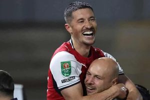 HLV đội hạng Tư nói điều bất ngờ sau khi quật ngã Arsenal