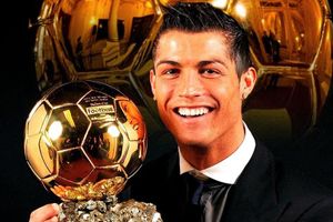 Ronaldo ăn mừng danh hiệu Quả bóng vàng vĩ đại nhất lịch sử