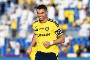 Ronaldo bị chê: 'Ghi những bàn dễ dàng nhờ được phục vụ'