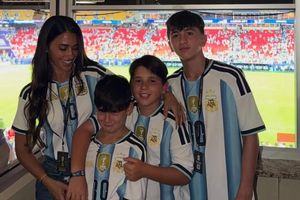 Cảm xúc của vợ con Messi sau trận đấu