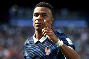 HLV Iraq Graham Arnold: Cần '3 thủ môn' để ngăn Mbappé