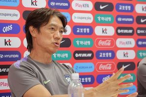 Lời 'ruột gan' của HLV Hong Myong-bo trong thế chờ đợi vô vọng