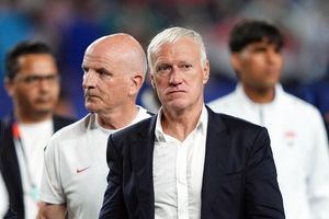 FIFA từ chối tổ chức mặc niệm mẹ HLV Deschamps