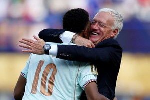 HLV Didier Deschamps đã cởi bỏ tấm áo thực dụng của tuyển Pháp