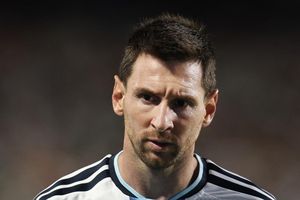 Carragher lặp sai lầm của Van Gaal với Messi