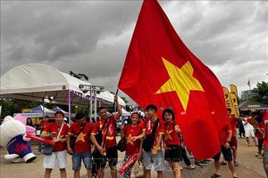 CĐV Việt Nam đến sân Rajamangala tiếp lửa cho các 'chiến binh sao vàng'