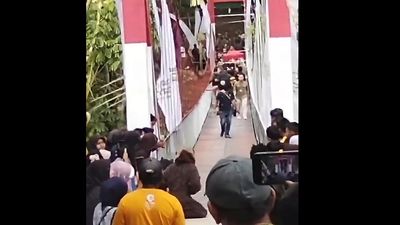 Cầu treo sập ngay trong ngày khánh thành, người dân rơi xuống sông