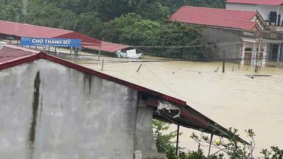 Mưa lớn, nước sông dâng 'nhấn chìm' chợ, ngập nửa nhà dân ở Thanh Hoá