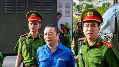 Cựu Viện trưởng 'biến tội phạm thành bệnh nhân tâm thần' bị dẫn giải đến tòa