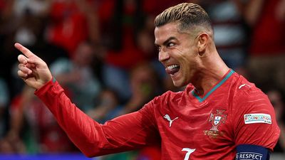 Ronaldo sẵn sàng trở lại đội tuyển Bồ Đào Nha, yêu cầu xử phạt chính mình