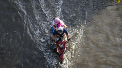 Triều cường TP.HCM lên nhanh, nguy cơ ngập sâu đến 60 cm