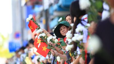 Đoàn xe đưa 731 hài cốt liệt sĩ đi giữa vòng tay nhân dân TP.HCM