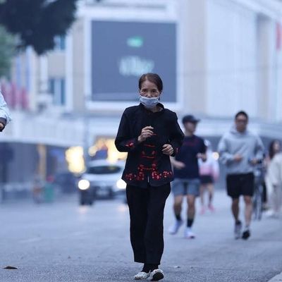 Vì sao càng đi bộ khớp gối càng đau nhức?