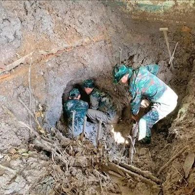 Tìm kiếm, cất bốc 5 hài cốt liệt sĩ tại nghĩa trang tạm Cầu Chữ Y