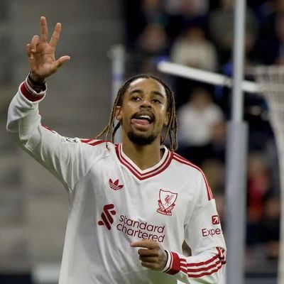 Tiền đạo Pháp đi vào lịch sử Liverpool