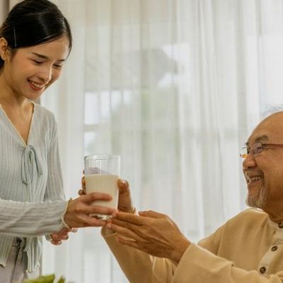 Cách uống sữa hỗ trợ người già bổ sung canxi và ngủ ngon giấc