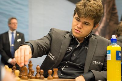 Siêu thần đồng Carlsen lên ngôi vô địch cờ vua thế giới