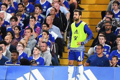 Bị Conte hắt hủi, Fabregas quyết chiến giành vị trí