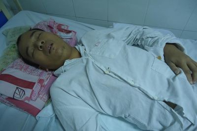 Con viêm tụy cấp, suy thận mãn, mẹ nghèo bất lực