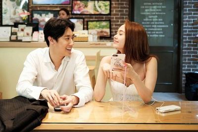 Minh Hằng tiết lộ về nụ hôn chớp nhoáng với Rocker Nguyễn