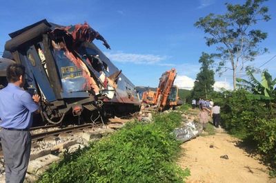 200 người khắc phục sự cố tàu Bắc - Nam va chạm máy xúc