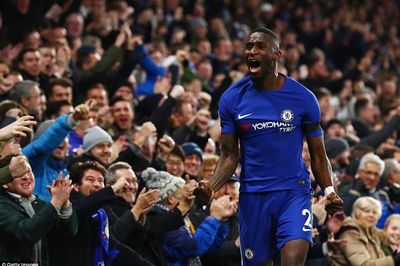 Conte bị truất quyền chỉ đạo, Chelsea thắng nhọc Swansea City