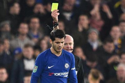 Conte quở trách Morata vì dính thẻ lãng nhách