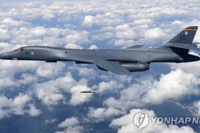 Xem oanh tạc cơ B1-B Lancer hủy diệt mục tiêu mặt đất