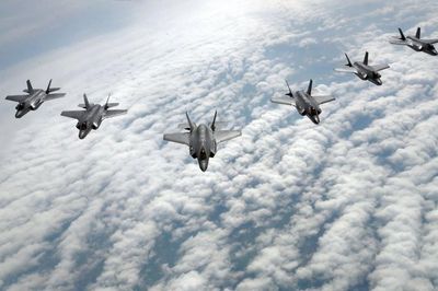 Dính bê bối linh kiện dỏm, giá máy bay F-35 'tụt dốc không phanh'?