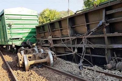 Đường sắt Bắc-Nam đã thông sau 6 tiếng tê liệt vì tàu hàng trật bánh