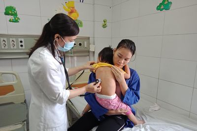 Sởi tấn công, có nên tiêm phòng cho cả trẻ dưới 9 tháng tuổi?
