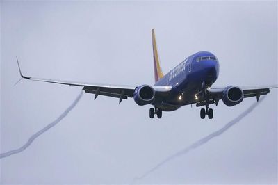 737 MAX 8 hạ cánh khẩn cấp vì động cơ, cổ phiếu Boeing giảm mạnh