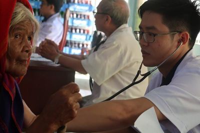 Bác sĩ cảnh báo các bệnh thường gặp về hô hấp ở người già khi giao mùa