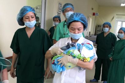 20 bác sĩ phối hợp giúp thai phụ ung thư vú đã di căn sinh con