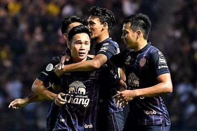 HLV Buriram 'phát điên' với cầu thủ sau khi thắng Muangthong
