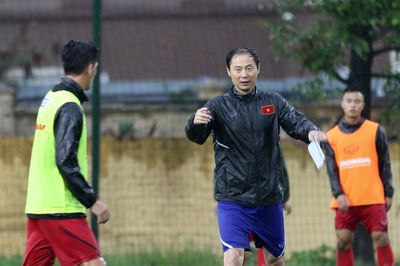 Trợ lý ông Park đội mưa huấn luyện U23 Việt Nam