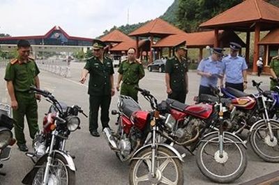 Bàn giao xe môtô nhập lậu cho Công an tỉnh Quảng Tây (Trung Quốc)