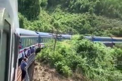 Tàu SE3 trật bánh trên đèo Hải Vân