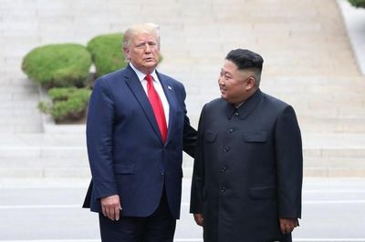 Cái bắt tay lịch sử của TT Trump và ông Kim trên đất Triều Tiên